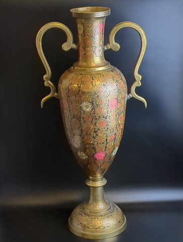 Ваза напольная в восточном стиле с ручками и гравировкой в виде цветов, латунь, Индия, 1970-1990 гг. Высота 60,5 см