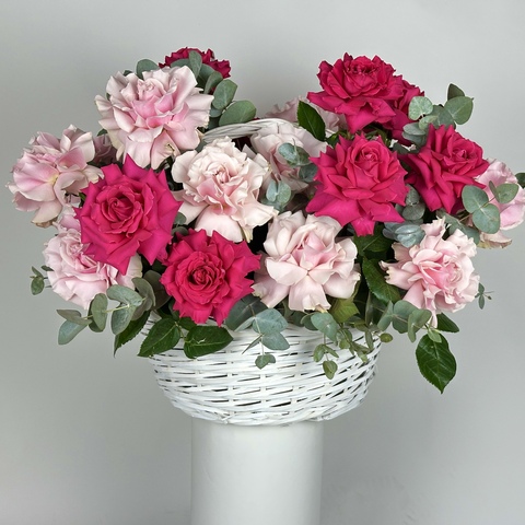 Букет из 25 розовых французских роз в корзине