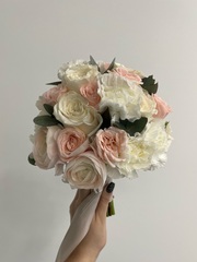 Свадебный букет из диантусов, ранункулюсов, эвкалипта, кустовых пионовидных и одноголовых роз