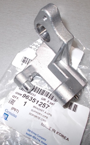 КРОНШТЕЙН ДАТЧИКА ПОЛОЖЕНИЯ КОЛЕНВАЛА LANOS, CHANCE 1,5, NEXIA N150 SOHC GM