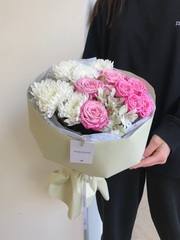 Букет из хризантем, ярких кустовых пионовидных роз и альстромерии