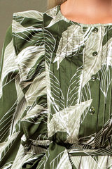 Платье с защипами на груди (листья на зеленом)