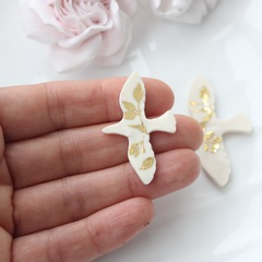 Подвеска Птица голубь, белый с золотом, M 41*27 мм, S051