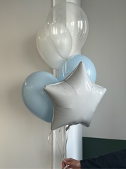 Фонтан из шаров в бело-голубых оттенках