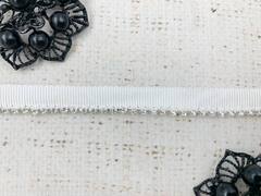 Кант на репсовой ленте со стразами, ш. 1 см, стразы 3 мм, белый с серебром