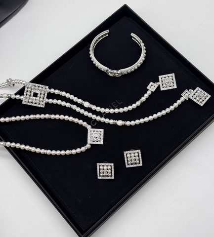 Сотуар, чокер, серьги и браслет Chanel
