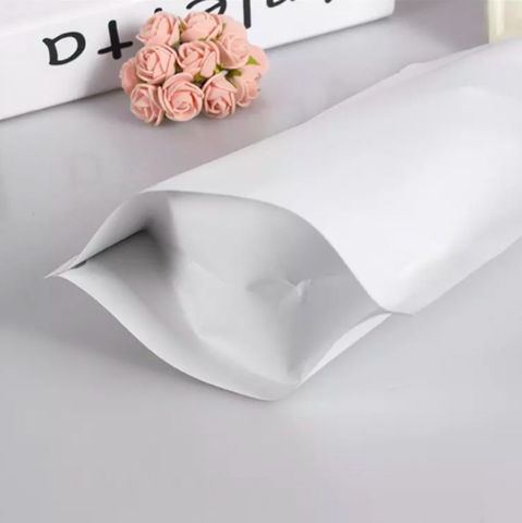 Металлизированный белый матовый дой-пакет с многоразовым замком zip-lock. Размер 105х190 мм