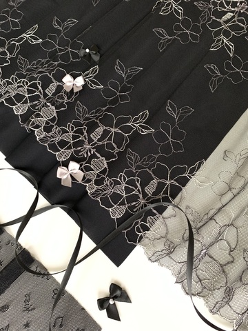 Вышивка на сетке черная/молочная 32 см