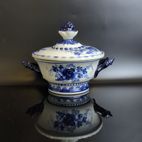 Ваза сахарница "цветы" с крышкой, "Гжель", роспись на фарфоре, винтаж