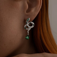 94026003 -Серьги ЗМЕИ из серебра с изумрудными фианитами