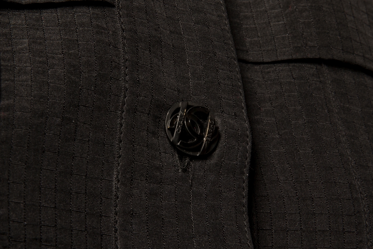 Изысканный жилет из шелка черного цвета от Chanel, 36 размер.