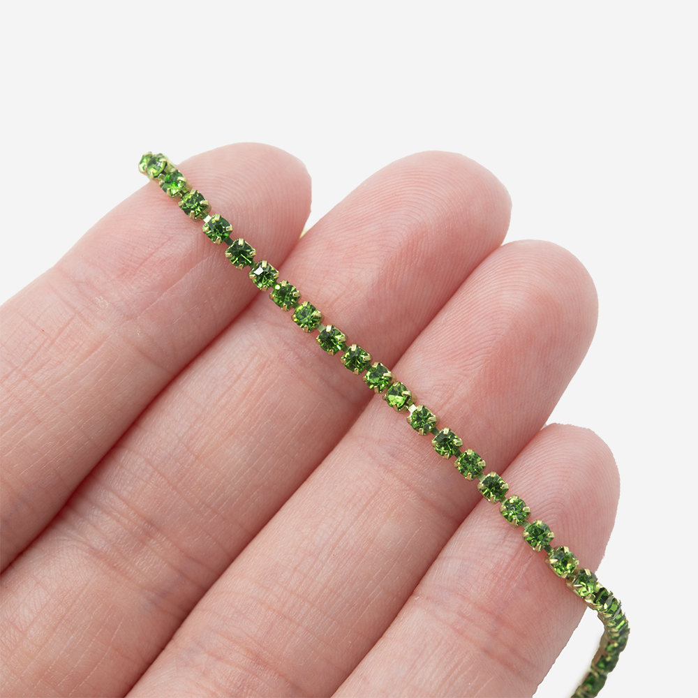 Стразовая цепь, 2мм, зеленый кристалл в зеленых цапах