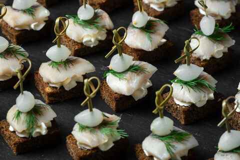 Канапе с сельдью и сливочным сыром, 20 шт.