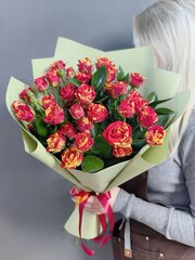 Монобукет из 5 кустовых роз "Фаер флеш"