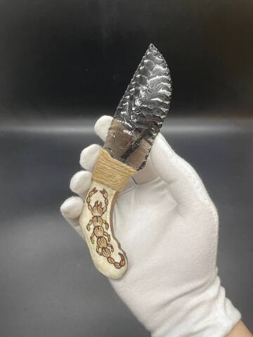 Обсидиановый нож с рукояткой из рога оленя с рисунком скорпиона 16 см