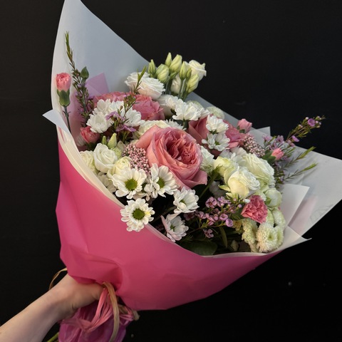 Букет из микса роз и хризантем с эустомой