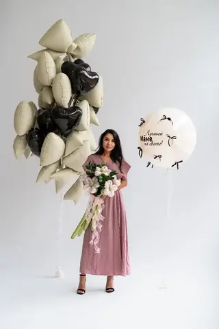 Сет гелиевых шаров Лучшей маме на свете с букетом