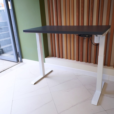 Регулируемый компьютерный стол Motor UP с регулировкой по высоте — столешница МДФ сланцево-серый