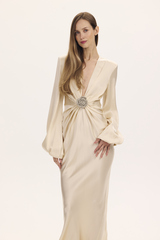 Платье с глубоким декольте и драпировкой