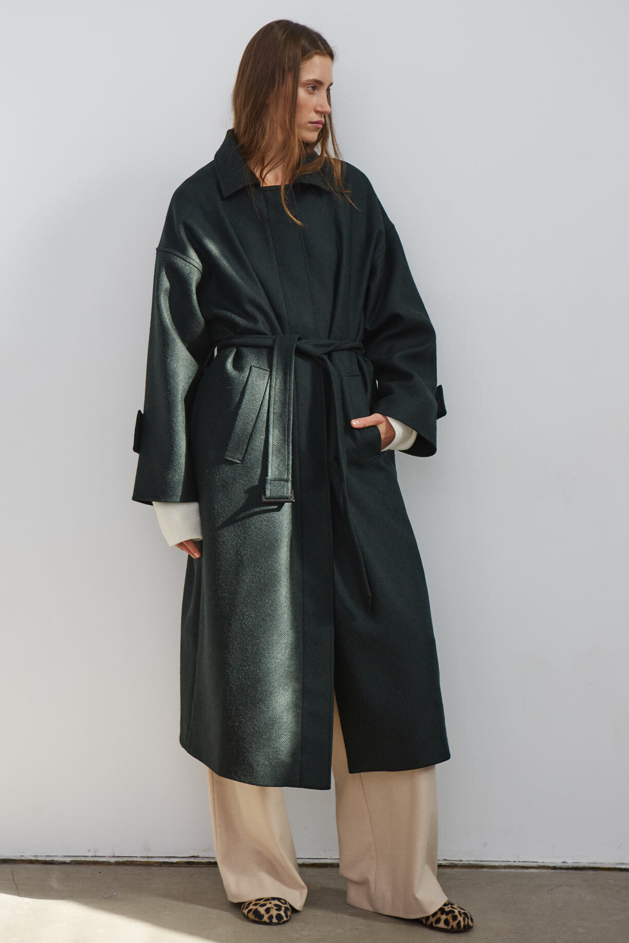 Оверсайз вещи. Оверсайз женское. Худи оверсайз с капюшоном женская мода 2022. Женское пальто в стиле оверсайз. Толстовка женская оверсайз.