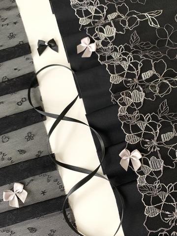 Вышивка на сетке черная/молочная 32 см