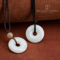 Ди Би средний с бусиной. Белый нефрит.