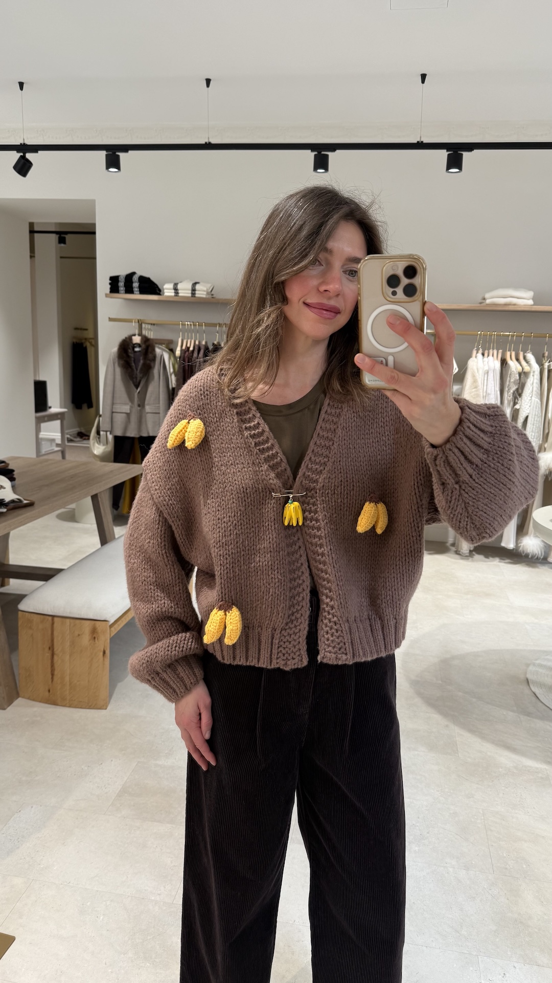 Кардиган объёмной вязки с бананами