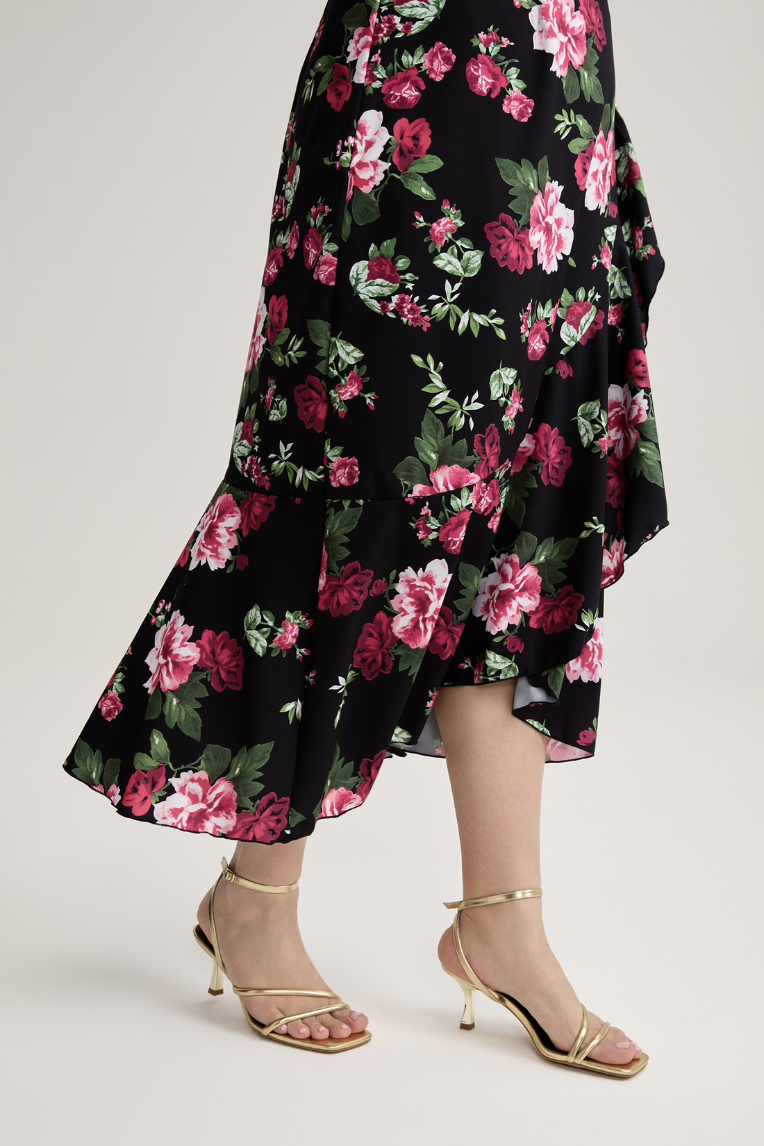 Сарафан на запах с воланами, цветочный принт