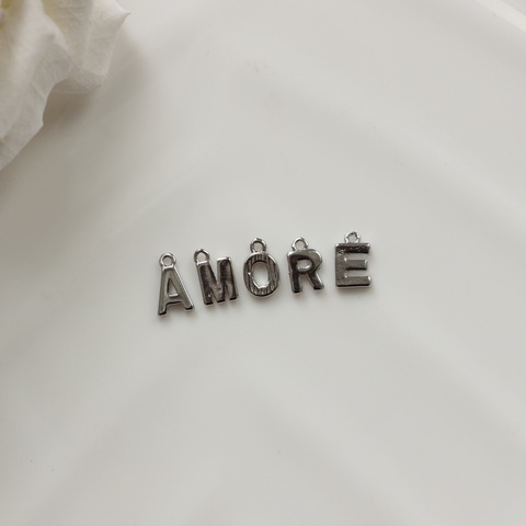 Слово из букв AMORE в серебре
