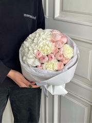 Букет с гортензией, кустовыми пионовыидными розами и диантусами