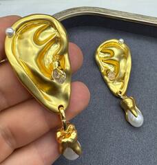 73121-sergi-ear-uho-schiaparelli-s-podveskami-iz-zhemchuga-v-forme-kapel