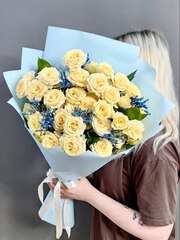 Букет из кустовых роз с синим лимониумом