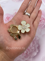 Накладка на пуговицу золотистая с лимонной (бежевой) эмалью в форме цветка с жемчугом (клипса)