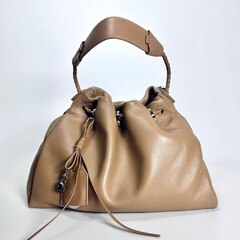 Женская сумка-кисет бежевого цвета