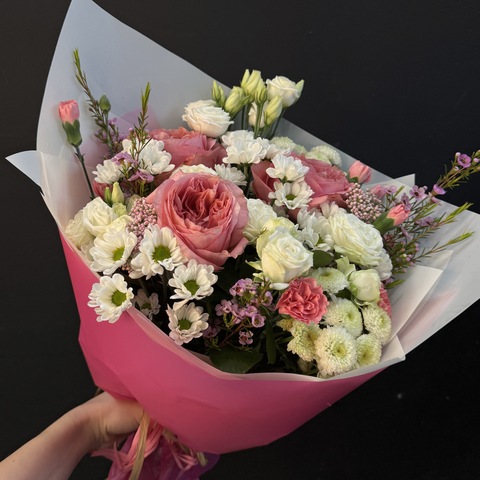 Букет из микса роз и хризантем с эустомой