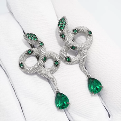 94026003 -Серьги ЗМЕИ из серебра с изумрудными фианитами