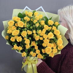 Монобукет из 11 желтых кустовых роз