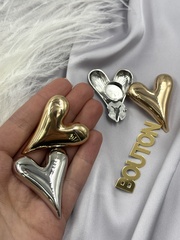 Накладка на пуговицу серебристая в форме массивного сердца