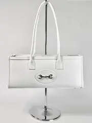 Женская сумка-багет из натуральной кожи белого цвета