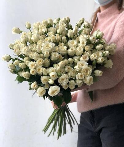 Букет из 31 белой кустовой розы