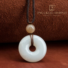 Ди Би средний с бусиной. Белый нефрит.