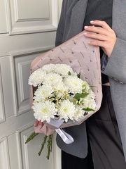 Авторский кулек из хризантемы, ромашки и альстромерии