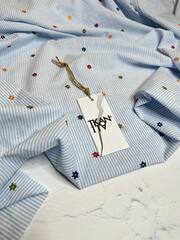 Блузочно-плательный лен с вышитым рисунком (80%лен/20%хлопок+вышивальные нити, Вертикальная тонкая бело-голубая полоска/вышитые цветы, 150, 135 гр/м2)