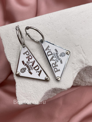 Серьги Прад. серебристые с белым лого