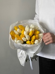 Букет из 35 белых и желтых тюльпанов доступен к заказу с 3.03.2026