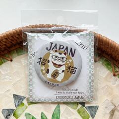 Значок металлический с кошкой Манэки-нэко, "Кот удачи / Денежный кот", диам. 5,8 см, 7687-6, KUSUGURU