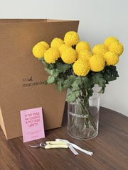 ЦВЕТОЧНЫЙ БОКС с хризантемой в желтом оттенке 15 шт