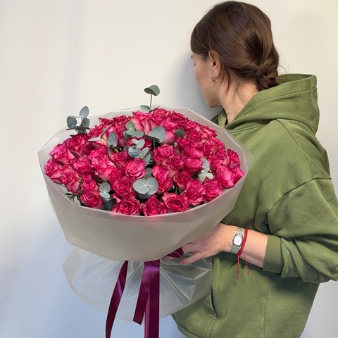 Букет из 51 яркой розы 40 см и эвкалипта