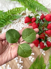 Клубника искусственная на ветке, реалистичная, пластиковая, 17-18 ягод, ветка 29 см, набор - 1 ветка