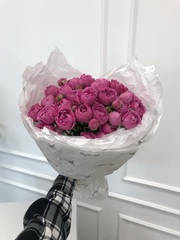 Авторский букет из яркой кустовой пионовидной розы МИСТИ БАБЛЗ